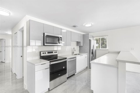 Villa ou maison à vendre à Miami, Floride: 4 chambres, 148.64 m2 № 2027980 - photo 8