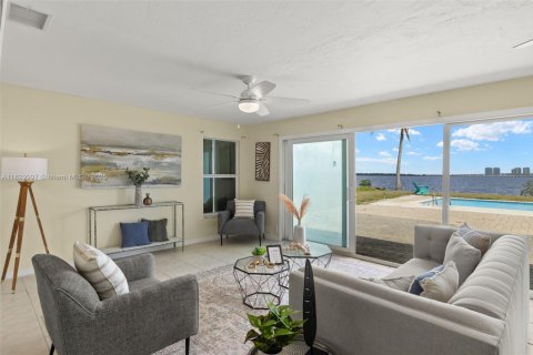 House in Fort Myers, Florida 2 bedrooms № 1822238 - photo 3