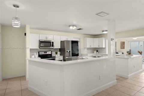 House in Fort Myers, Florida 2 bedrooms № 1822238 - photo 4