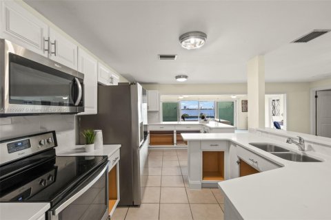 House in Fort Myers, Florida 2 bedrooms № 1822238 - photo 11