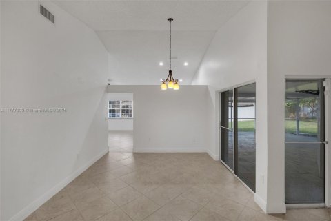 House in Weston, Florida 3 bedrooms, 146.79 sq.m. № 1865239 - photo 17