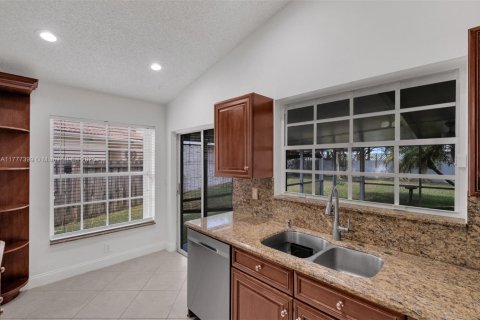 House in Weston, Florida 3 bedrooms, 146.79 sq.m. № 1865239 - photo 23