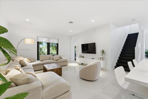 Купить виллу или дом в Майами, Флорида 5 спален, 251.02м2, № 1967413 - фото 11