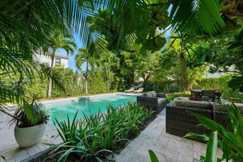 Купить виллу или дом в Майами, Флорида 5 спален, 251.02м2, № 1967413 - фото 1