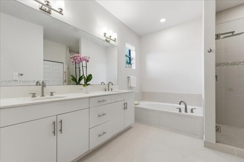 Купить виллу или дом в Майами, Флорида 5 спален, 251.02м2, № 1967413 - фото 30