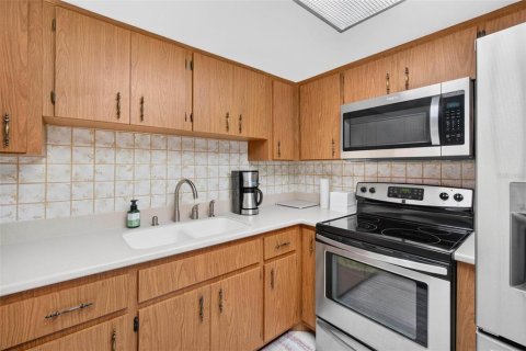 House in Kenneth City, Florida 3 bedrooms, 178.74 sq.m. № 2320954 - photo 17