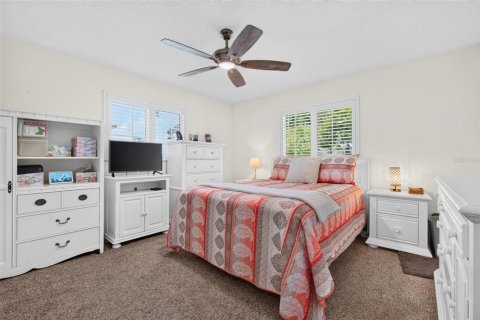 House in Kenneth City, Florida 3 bedrooms, 178.74 sq.m. № 2320954 - photo 25