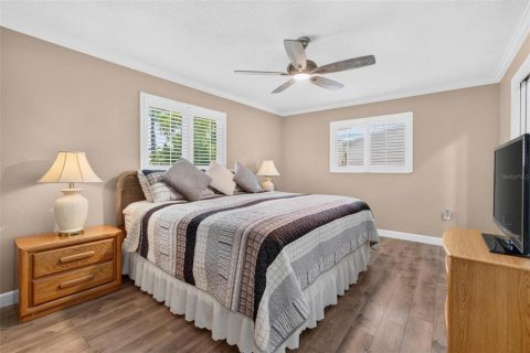 House in Kenneth City, Florida 3 bedrooms, 178.74 sq.m. № 2320954 - photo 19