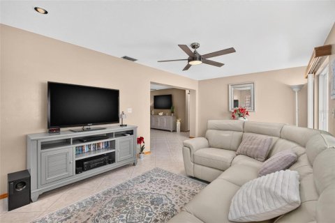 House in Kenneth City, Florida 3 bedrooms, 178.74 sq.m. № 2320954 - photo 11