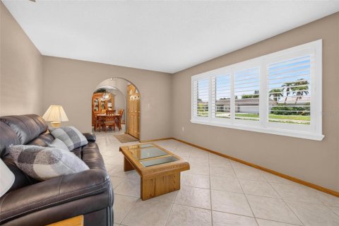 House in Kenneth City, Florida 3 bedrooms, 178.74 sq.m. № 2320954 - photo 8