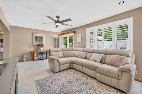 House in Kenneth City, Florida 3 bedrooms, 178.74 sq.m. № 2320954 - photo 12