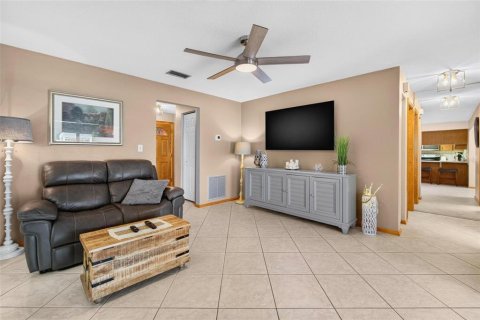 House in Kenneth City, Florida 3 bedrooms, 178.74 sq.m. № 2320954 - photo 13