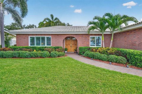 House in Kenneth City, Florida 3 bedrooms, 178.74 sq.m. № 2320954