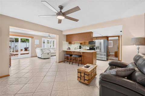 House in Kenneth City, Florida 3 bedrooms, 178.74 sq.m. № 2320954 - photo 14
