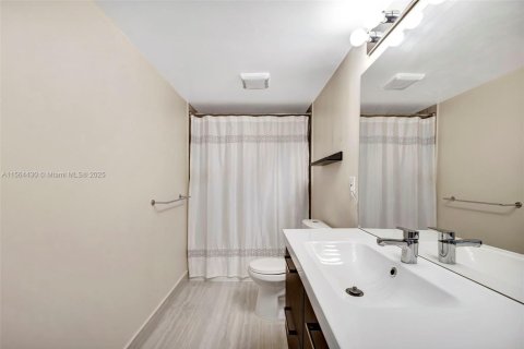 Condo in Lauderhill, Florida, 2 bedrooms  № 1116036 - photo 20