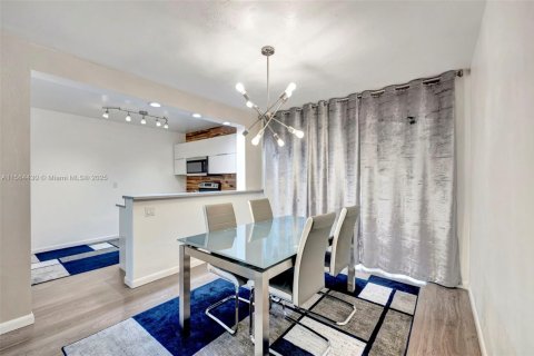 Condo in Lauderhill, Florida, 2 bedrooms  № 1116036 - photo 15