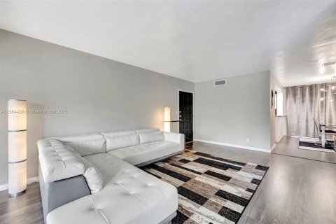 Condo in Lauderhill, Florida, 2 bedrooms  № 1116036 - photo 8