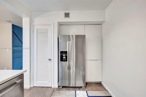 Condo in Lauderhill, Florida, 2 bedrooms  № 1116036 - photo 11