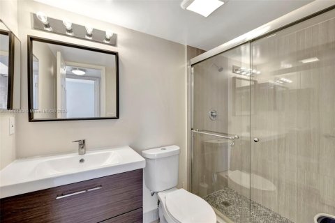 Condo in Lauderhill, Florida, 2 bedrooms  № 1116036 - photo 22