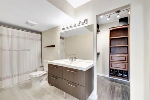 Condo in Lauderhill, Florida, 2 bedrooms  № 1116036 - photo 19