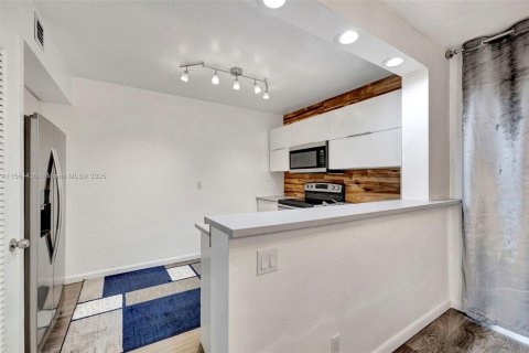 Condo in Lauderhill, Florida, 2 bedrooms  № 1116036 - photo 12