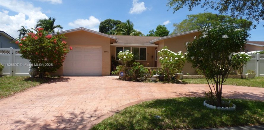 House in Hollywood, Florida 3 bedrooms, 160.91 sq.m. № 1796303