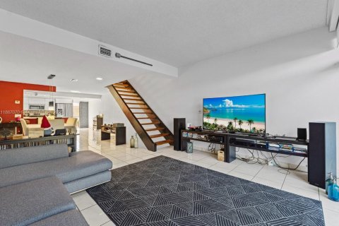 Condominio en venta en Hialeah, Florida, 3 dormitorios, 202.53 m2 № 1897530 - foto 1