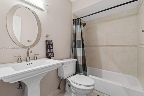 Condominio en venta en Hialeah, Florida, 3 dormitorios, 202.53 m2 № 1897530 - foto 13