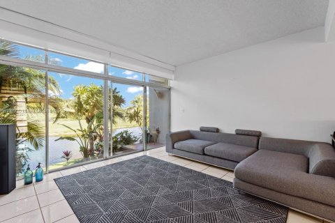 Condominio en venta en Hialeah, Florida, 3 dormitorios, 202.53 m2 № 1897530 - foto 12