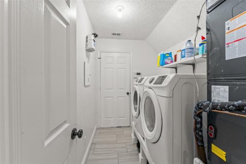 House in Orlando, Florida 5 bedrooms, 257.43 sq.m. № 2312395 - photo 9