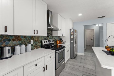 House in Orlando, Florida 5 bedrooms, 257.43 sq.m. № 2312395 - photo 13
