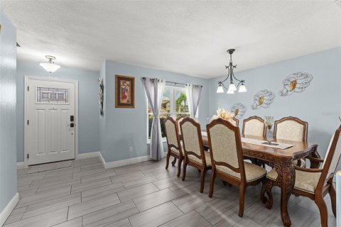 House in Orlando, Florida 5 bedrooms, 257.43 sq.m. № 2312395 - photo 4