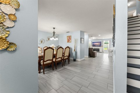 House in Orlando, Florida 5 bedrooms, 257.43 sq.m. № 2312395 - photo 5