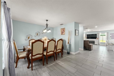 House in Orlando, Florida 5 bedrooms, 257.43 sq.m. № 2312395 - photo 6