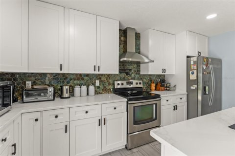 House in Orlando, Florida 5 bedrooms, 257.43 sq.m. № 2312395 - photo 12