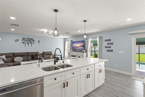 House in Orlando, Florida 5 bedrooms, 257.43 sq.m. № 2312395 - photo 14