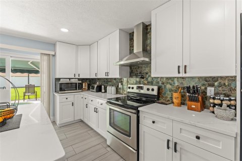 House in Orlando, Florida 5 bedrooms, 257.43 sq.m. № 2312395 - photo 11