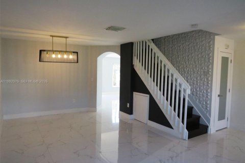 Villa ou maison à vendre à Miami, Floride: 4 chambres, 177.07 m2 № 2062481 - photo 4