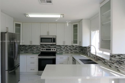 Villa ou maison à vendre à Miami, Floride: 4 chambres, 177.07 m2 № 2062481 - photo 8