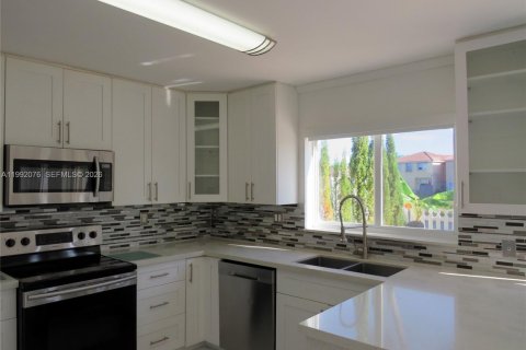 Villa ou maison à vendre à Miami, Floride: 4 chambres, 177.07 m2 № 2062481 - photo 9