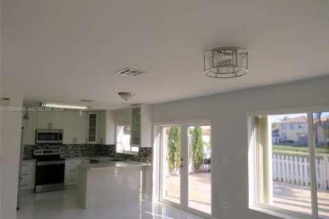 Villa ou maison à vendre à Miami, Floride: 4 chambres, 177.07 m2 № 2062481 - photo 7
