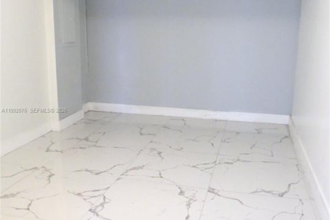 Villa ou maison à vendre à Miami, Floride: 4 chambres, 177.07 m2 № 2062481 - photo 13