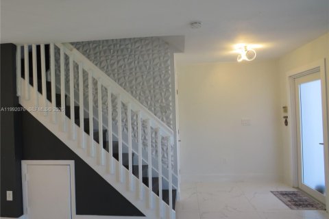 Villa ou maison à vendre à Miami, Floride: 4 chambres, 177.07 m2 № 2062481 - photo 17