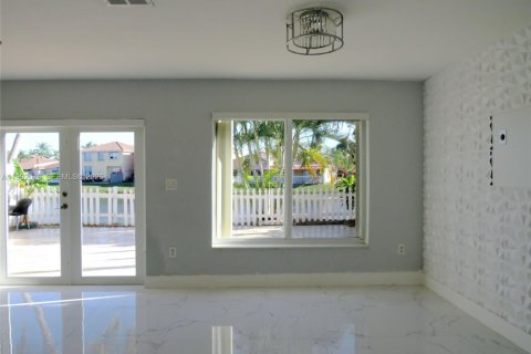 Villa ou maison à vendre à Miami, Floride: 4 chambres, 177.07 m2 № 2062481 - photo 10
