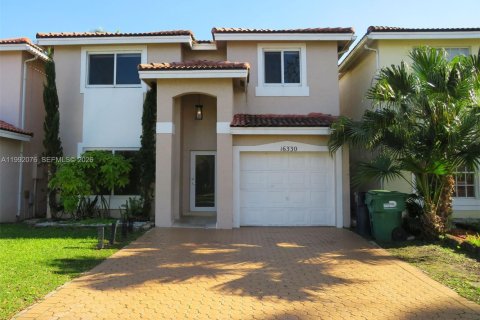 Villa ou maison à vendre à Miami, Floride: 4 chambres, 177.07 m2 № 2062481 - photo 1