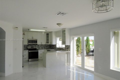 Villa ou maison à vendre à Miami, Floride: 4 chambres, 177.07 m2 № 2062481 - photo 6