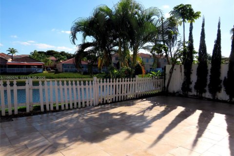 Villa ou maison à vendre à Miami, Floride: 4 chambres, 177.07 m2 № 2062481 - photo 14