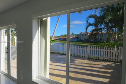 Villa ou maison à vendre à Miami, Floride: 4 chambres, 177.07 m2 № 2062481 - photo 11