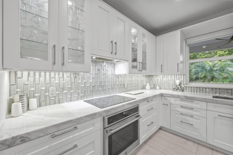 House in Coral Springs, Florida 5 bedrooms, 282.33 sq.m. № 2249974 - photo 6