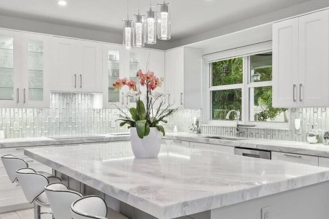 House in Coral Springs, Florida 5 bedrooms, 282.33 sq.m. № 2249974 - photo 4